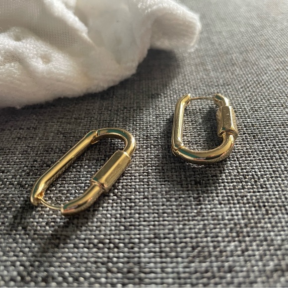 Gold colour edgy hoop earrings - Picture 2 of 4